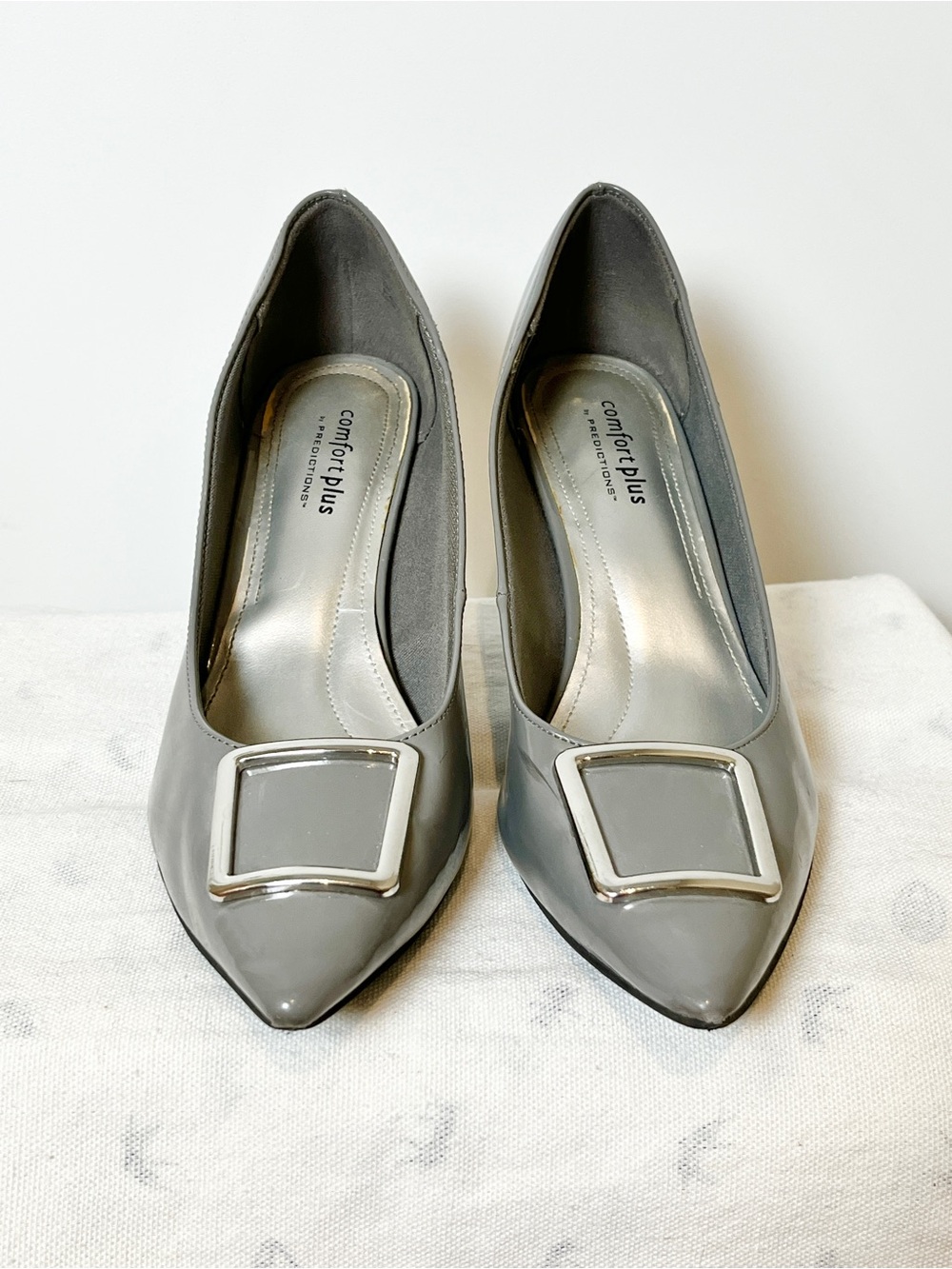 Comfort Plus by Predictions Gray Patent Pointed-Toe Pumps w/ Buckle – 8